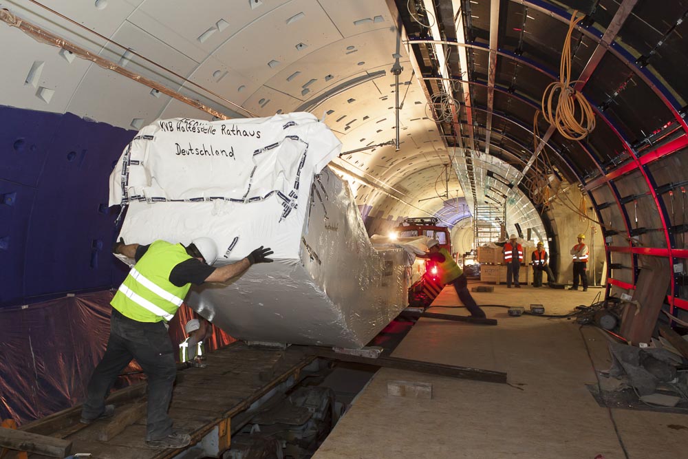 Baudokumentation der Nord-Süd Stadtbahn Köln, Tunnelbauarbeiten, Anlieferung und Montage der Rolltreppen